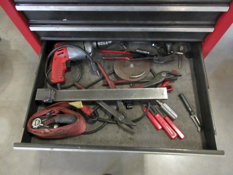 Crafstman 6-Drawer Rolling Tool Chest with Contents Including 6" Machine Vise- Auction Item