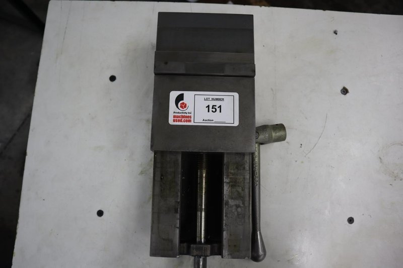 Kurt 3600V 6" Flat or Side Mount Machine Vise with Steel Hard Jaws and Handle- Auction Item