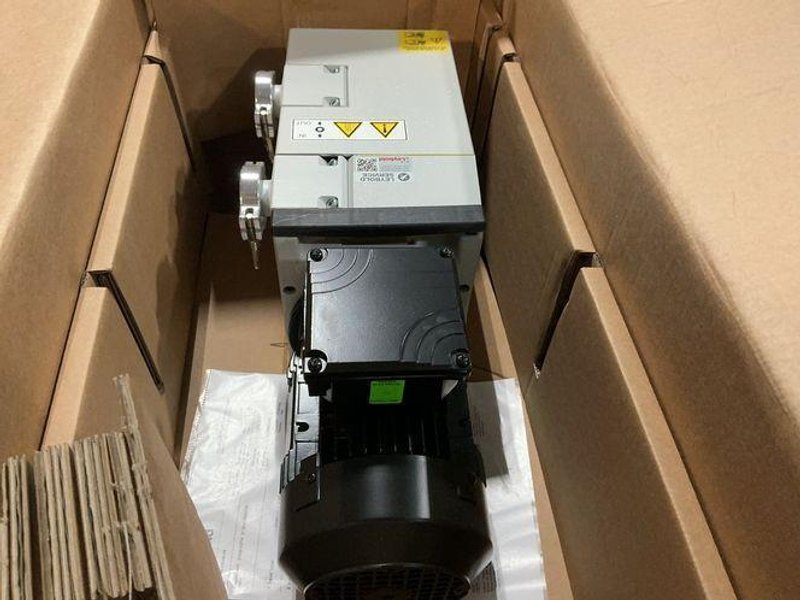 LEYBOLD 0.75 KW TRIVAC B SERIES DUAL STAGE ROTARY VANE VACUUM PUMP  -  1127618
