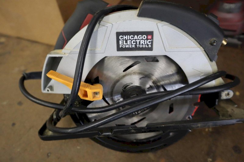 Chicago Electric Corded 7-1/4" Circular Saw with Extra Blades, 1/4 Sheet Palm Sander, and Mini Sander- Auction Item