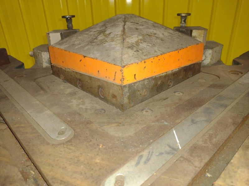 8-5/8&quot; X 8-5/8&quot; X 1/8&quot; AMADA MODEL CS-220 HYDRAULIC NOTCHER: STOCK #12212