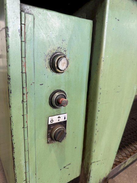 9" X 16" DOALL C-916 HORIZONTAL BANDSAW W/ 10' X 18" CONVEYOR. STOCK # 0112526.