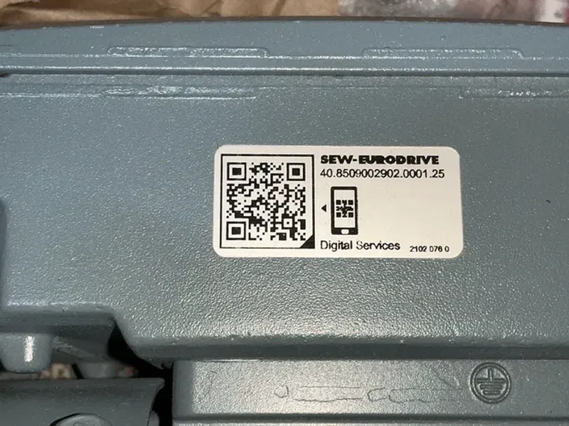 SEW-EURODRIVE 0.37 KW, 1730 RPM GEARMOTOR  -  SA37 DRN71M4/BE05/AK8Y