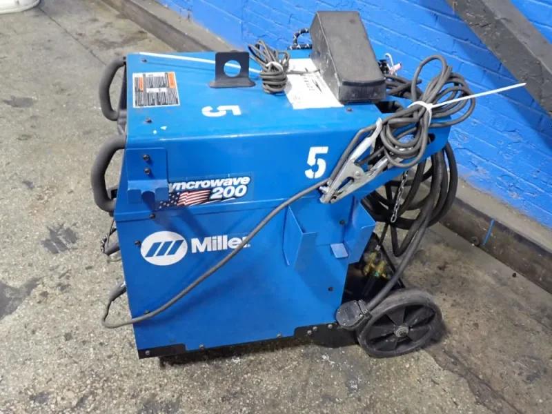 MILLER 200 AMP WELDER UNIT   -  SYNCROWAVE 200
