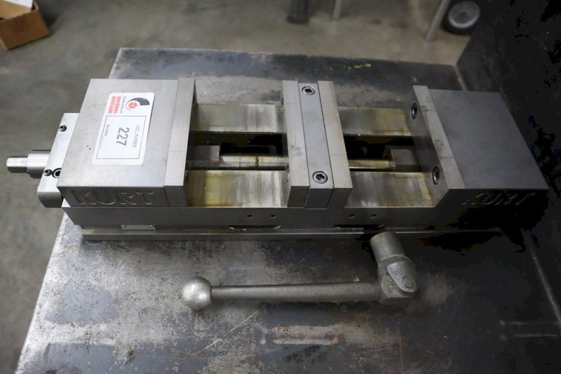 Kurt DL-600 Double Lock 6" Machine Vise with Hard and Handle- Auction Item