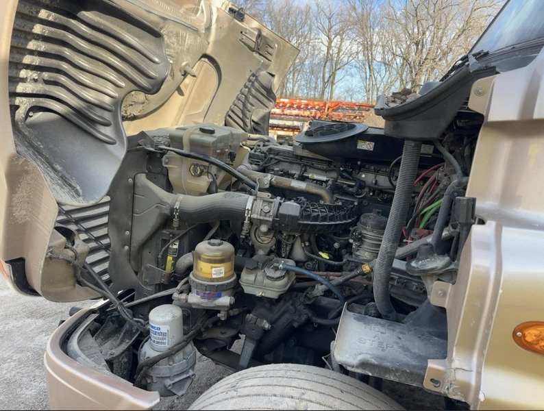 2015 Freightliner Cascadia Sleeper – Detroit DD15 455HP – Eaton 10 Speed – Tandem Axle Highway Tractor