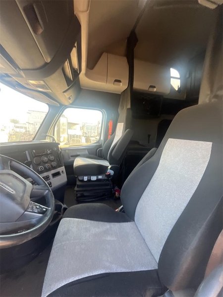 2020 Freightliner CA126SLP - Cascadia  3AKJHHDR2LSLR4945