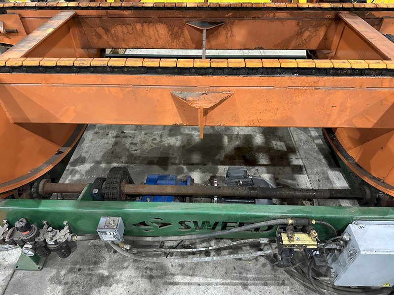 SWEED LOAD CLAMP &amp; TURNER / PACMAN FLIPPER SYSTEM WITH POWERED INFEED &amp; OUTFEED CONVEYORS: STOCK #22075