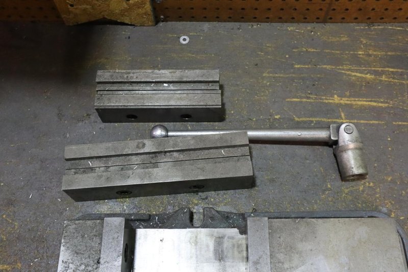 Kurt D80 8" Machine Vise, Steel Jaws, Handle, Extra Jaws- Auction Item