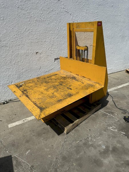 1000 LB AIR TECHNICAL INDUSTRIES MODEL # ZL3PC4848E  ZERO LOW LIFT TABLE: STOCK #78001