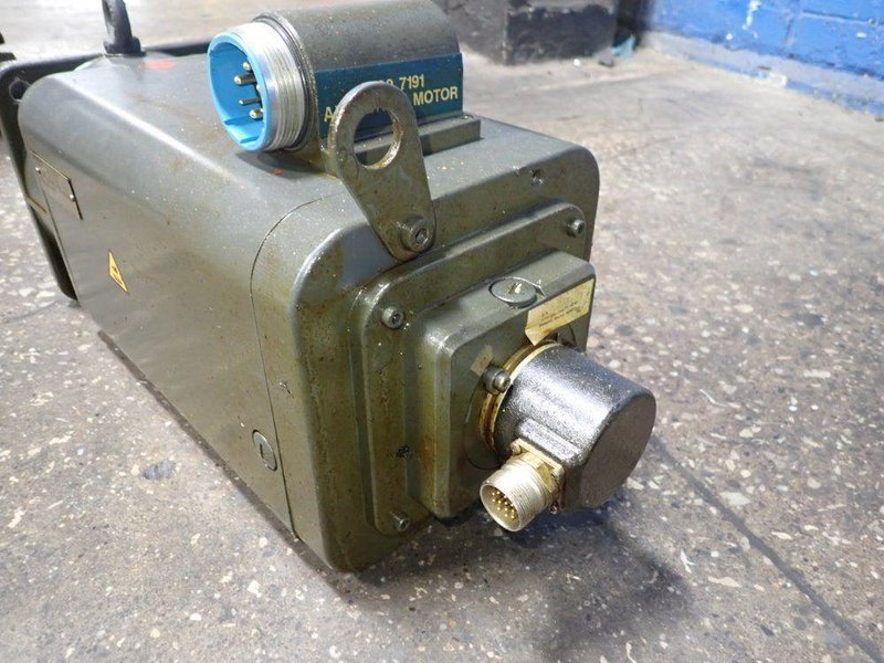 SIEMENS BRUSHLESS SERVO MOTOR  -  1FT5104-1AA71-1EA0