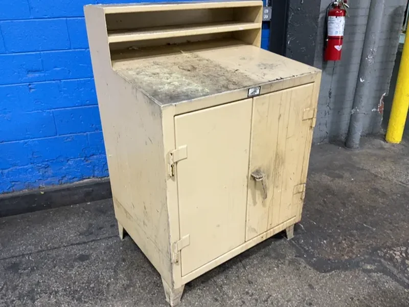 24” X 34” 31” FOREMANS STAND