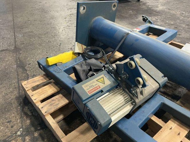 GORBEL 1/8 TON JIB CRANE W/ HOIST  -  020/57
