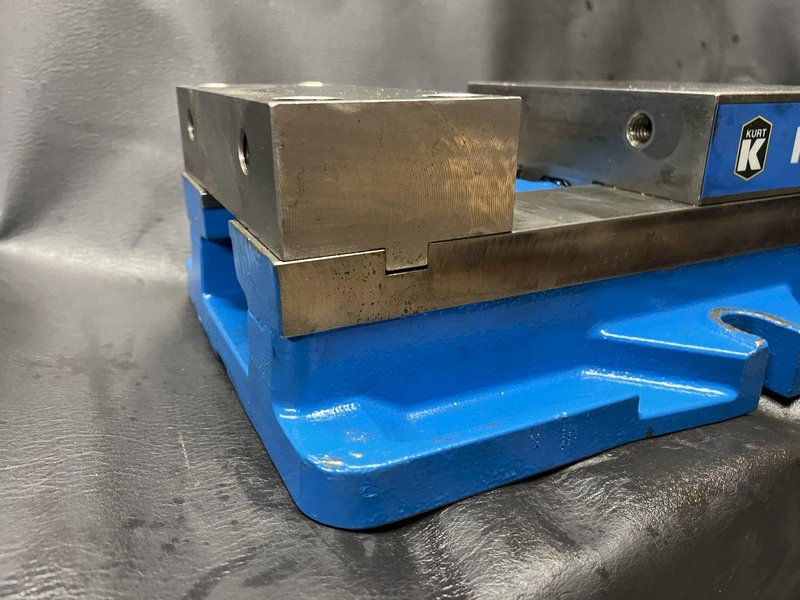 Kurt Ang Lock D810 8" CNC Manual Vise 10" Opening