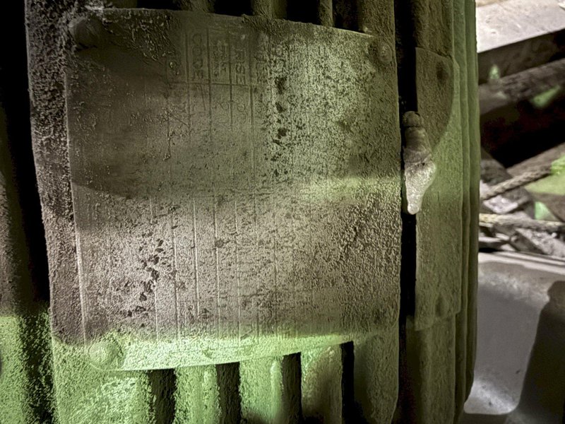 Lindberg model 61-mnp-400-g 400# gas fired motorized nose pour furnace with gas system and blower and controls