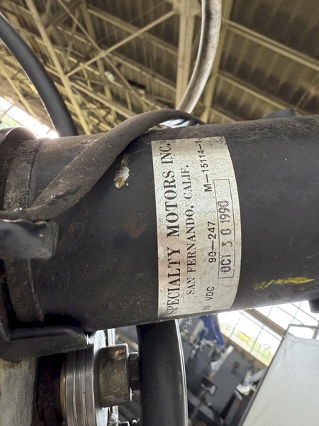 LINCOLN IDEALARC PULSE POWER 500 WELDER W/ BOOM AND LINCOLN LN-9F WIRE FEEDER. STOCK #0627922.