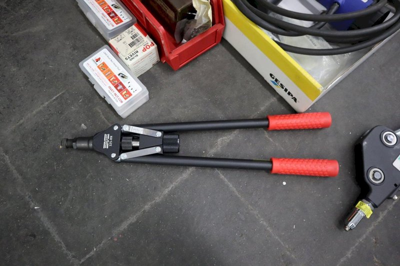 Gesipa Taurus 1 Pneumatic Speed Rivet Gun with Manual Riveters and Rivets- Auction Item