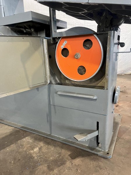 36" DOALL 3613-1 VERTICAL BANDSAW. STOCK # 0103922