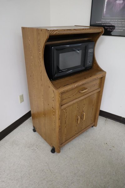 Amana Turntable Microwave with Wooden Hutch- Auction Item