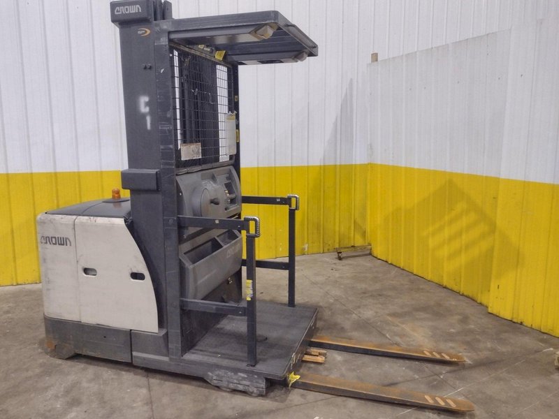 3,000 LB CROWN MODEL #SP 3500 ELECTRIC ORDER PICKER FORKLIFT 2018 : YOBRO #25407
