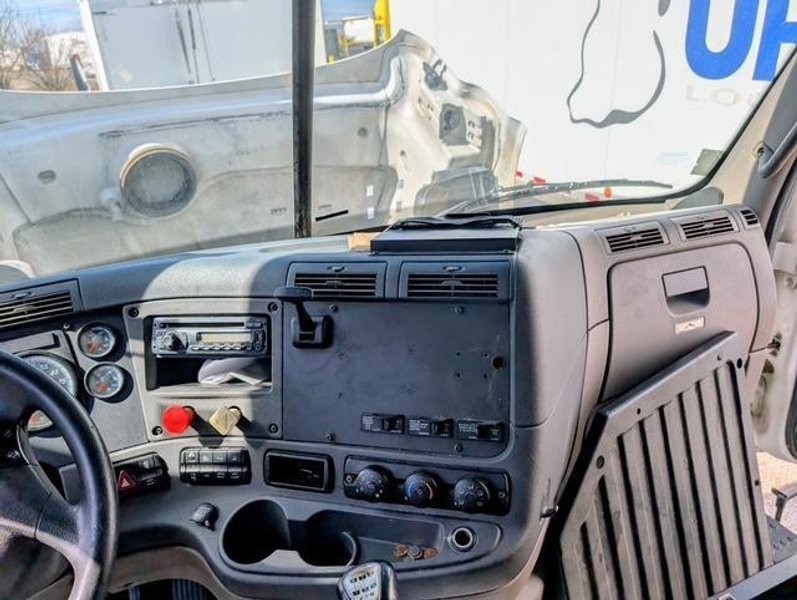 Freightliner Cascadia Day Cab LNG, 2014 – Cummins ISX12 G 400 HP, 10 Speed, Natural Gas Tractor