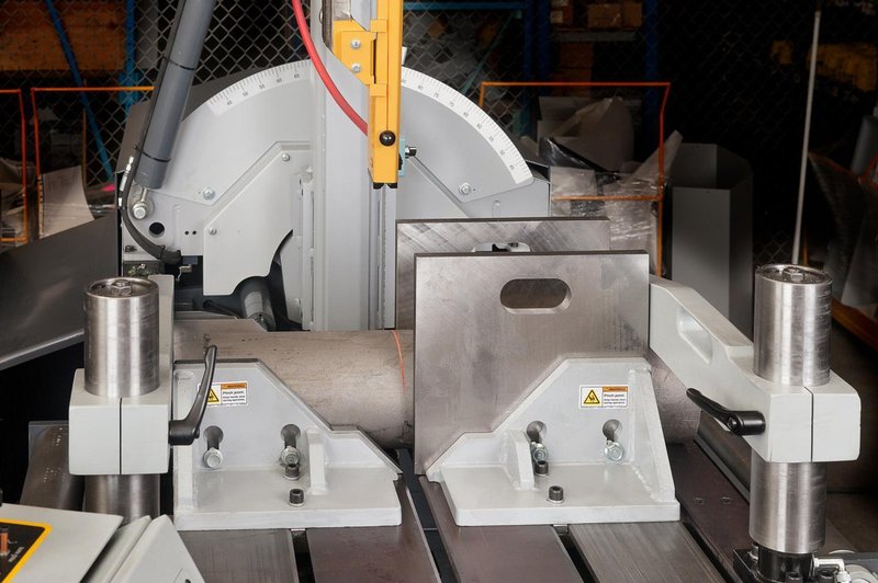 NEW - 22"H x 18"W HYD-MECH VW-18 VERTICAL TILT FRAME BAND SAW