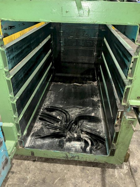 30" X 42" BALEMASTER CLOSED DOOR HORIZONTAL HYDRAULIC BALER: YOBRO #25088