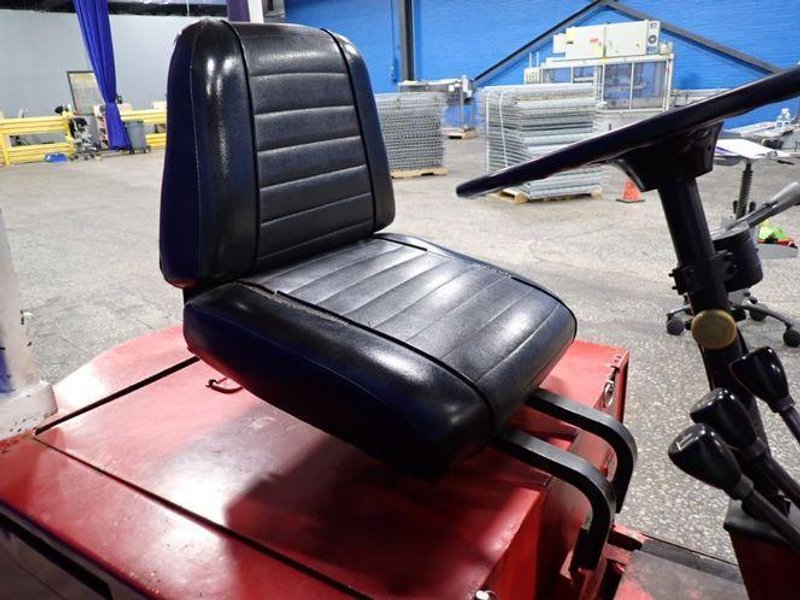CATERPILLAR 3000 LBS ELECTRIC FORKLIFT  -  MC30