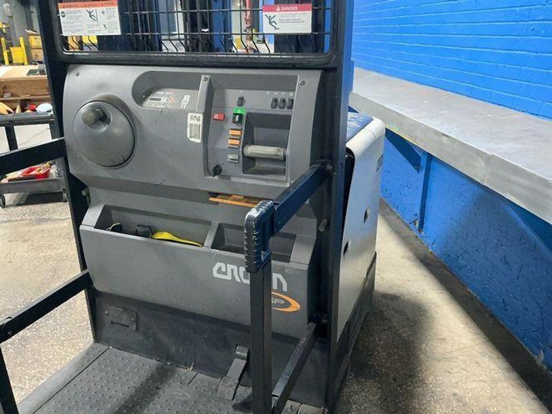 Crown 2750 Lbs Electric Order Picker - Sp3520-30