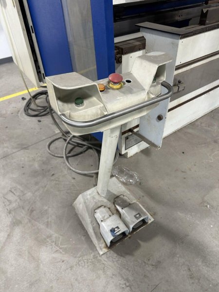 73 ton x 6.5′ Trumpf 3066 CNC Press Brake, 2006-4 axis back gauge
