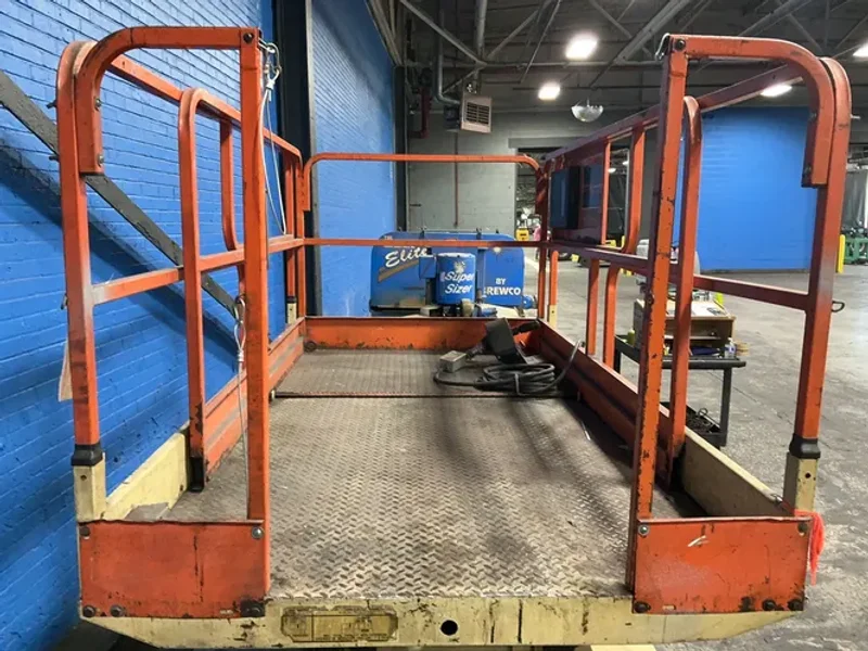 JLG 26 FT MAX HEIGHT, 1000 LBS, 3000 PSI SCISSOR LIFT  -  2658-E