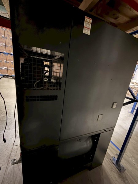 2015 Kaeser SK15 Rotary Screw Air Compressor (15 HP) – Tank Mounted
•	10,152 run hours 
•	15 HP rotary screw compressor
•	Tank-mounted unit (compact setup)
•	Runs strong and builds pressure without issues
•	Well-maintained
Note: Internal refrigerated dryer is not functioning. Compressor itself operates perfectly—many users run external dryers if needed.
Great unit for shop or warehouse use.