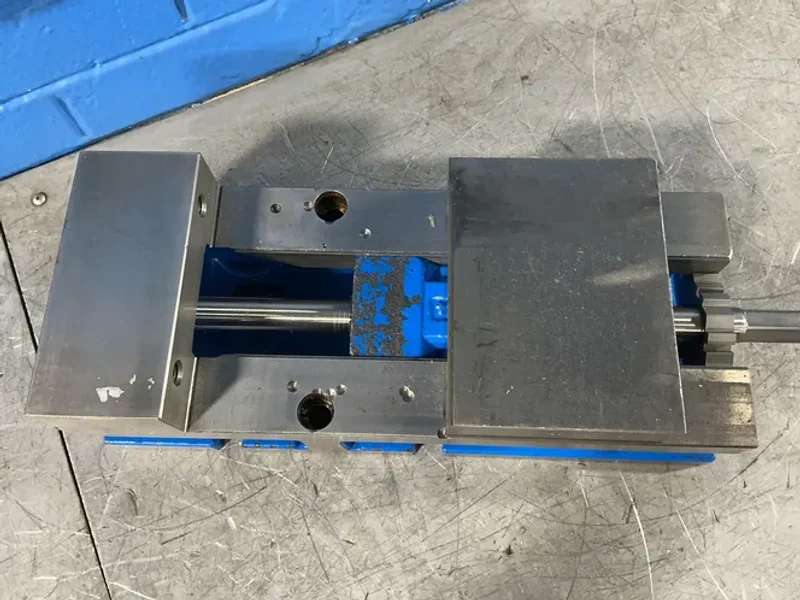 Kurt  6” Vise - 3600v