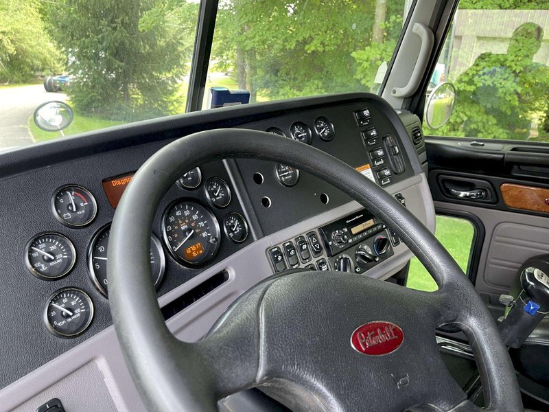 2011 Peterbilt 367 Flat Top 
w/36” Sleeper and an Air Compressor