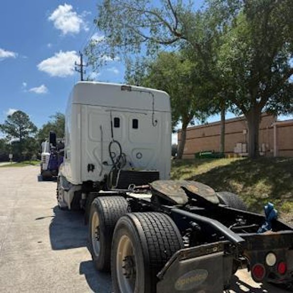 Freightliner Cascadia 125 Sleeper Truck, 2016 – Detroit DD15, Automatic / Manual, Tandem Axle Class 8 Semi Tractor