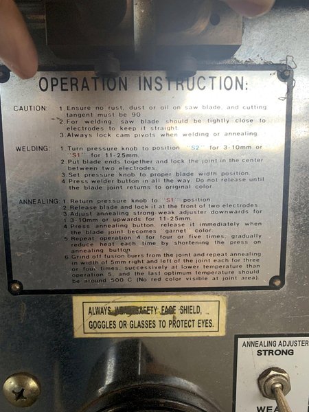 KBC MACHINERY BAV-700PF VERTICAL BANDSAW W/ POWERFEED. STOCK #0679824