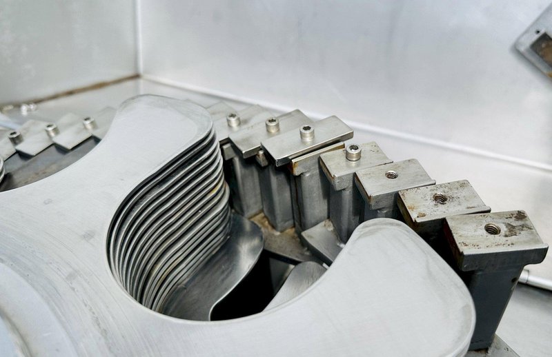 Urschel Laboratories Inc.  |  10 Station Semi-Automatic Rotating Onion Slicer