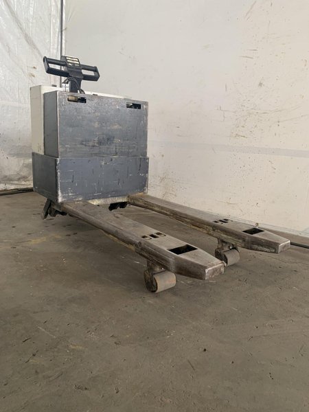 4,000 LB. CROWN 40GPW-4-14 ELECTRIC WALK-BEHIND PALLET JACK. STOCK # 0680124