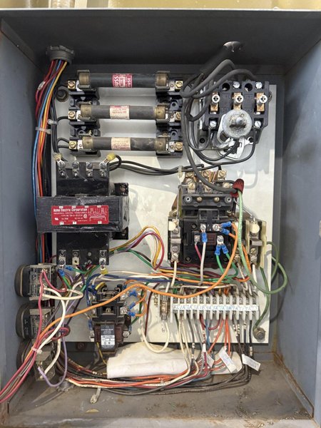 54&quot; X 40&quot; PIQUA SERIES 40 VERTICAL BALER. STOCK # 0131825