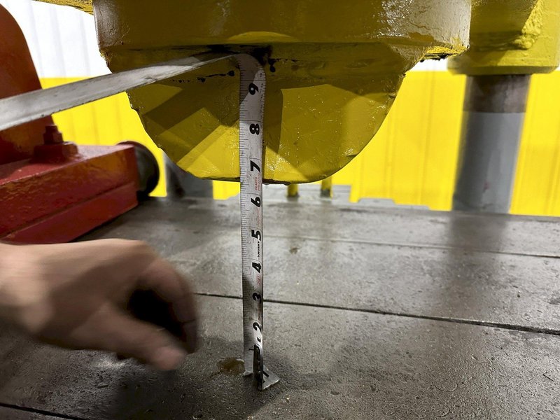 400 TON X 30' DRILCO TRAVELING HEAD HYDRAULIC STRAIGHTENING PRESS: STOCK #24953