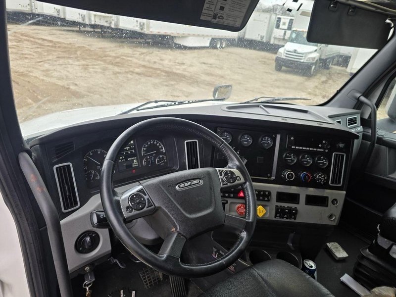 Freightliner Cascadia 126 Sleeper Truck, 2023 – Detroit DD15 / DT12 Automatic, Tandem Axle Class 8 Semi Tractor
