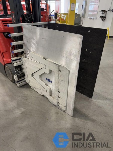 2021 - 2,640 LB. CASCADE MODEL 14J-CCS-2A-5074 HYDRAULIC CARTON CLAMP