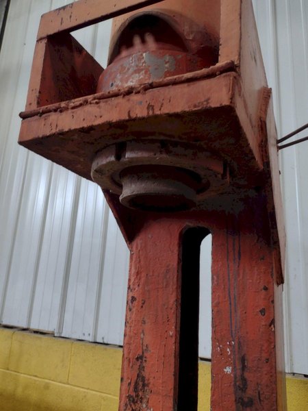 (2) HYDRAULIC PIPE VISES WITH HYDRAULIC POWER UNIT: STOCK 17506
