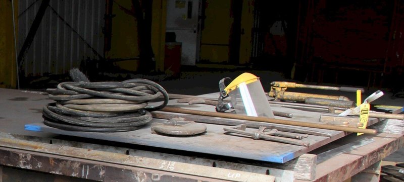 4&#039; X 8&#039; X 1&#039; STEEL PLATE &amp; TOOL CONTENTS: STOCK #11264