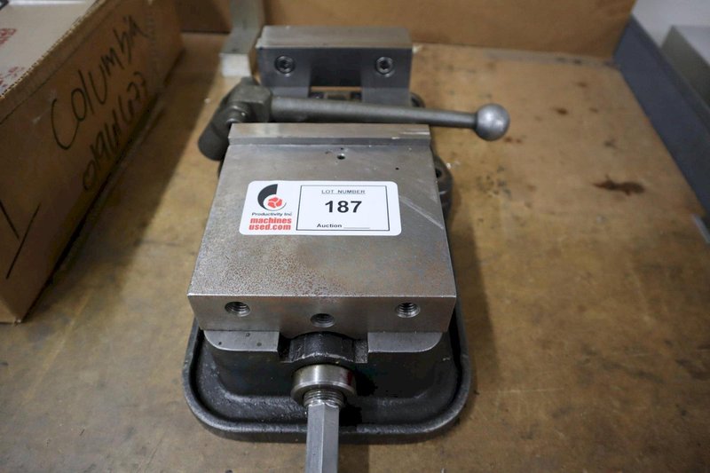 Kurt D-60 6" Machine Vise with Steel Hard Jaws and Handle- Auction Item