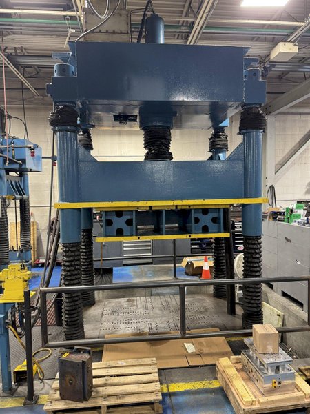 100 TON DAKE 18-255 HYDRAULIC 4 POST SPOTTING PRESS. STOCK # 0889925