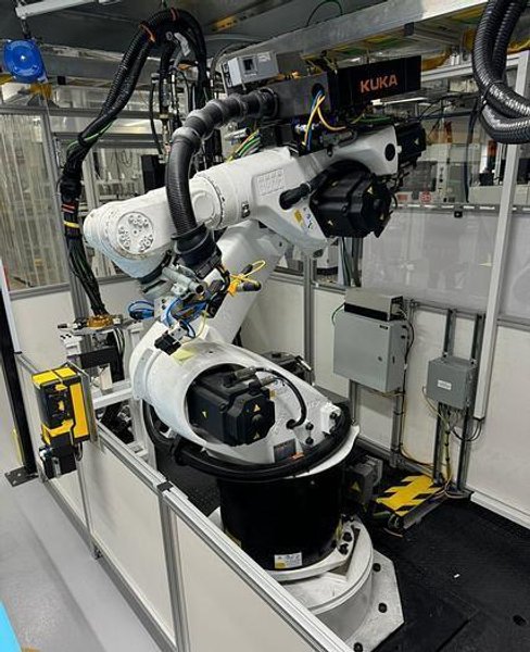 KUKA KR60-3 6-Axis Robotic Adhesive Dispensing Work Cell, 2020 – Atlas Copco Metering and Dosing System