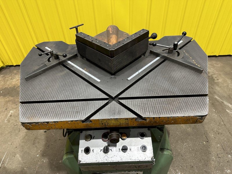 9&quot; x 9&quot; x 3/16&quot; COMACA HYDRAUIC CORNER NOTCHER 6239: STOCK #19040