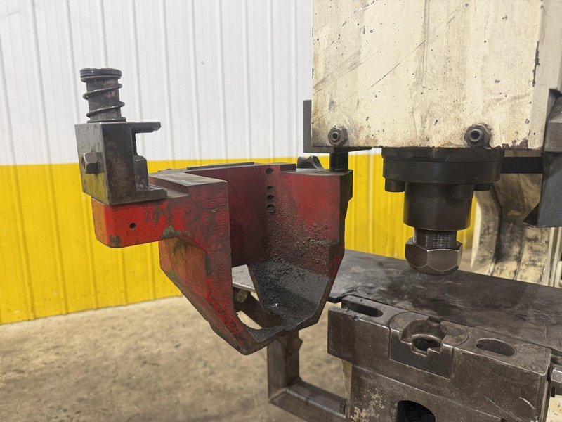 110 TON MUBEA MODEL #HIW 1000/610 HYDRAULIC IRONWORKER: YOBRO #25673