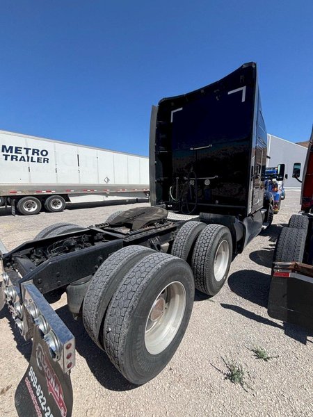 Kenworth T800 Sleeper Truck, 2019 – Heavy-Duty 6×4 Semi Tractor, Cummins/PACCAR Power, Sleeper Cab